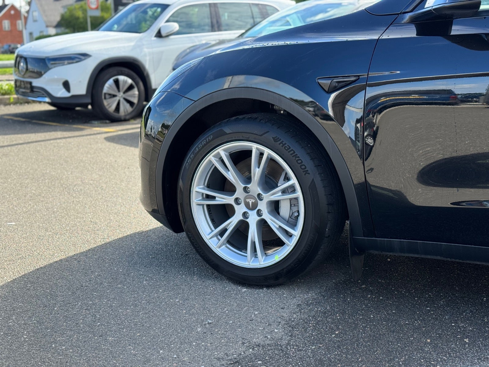 Sort Tesla Model Y fra 2024