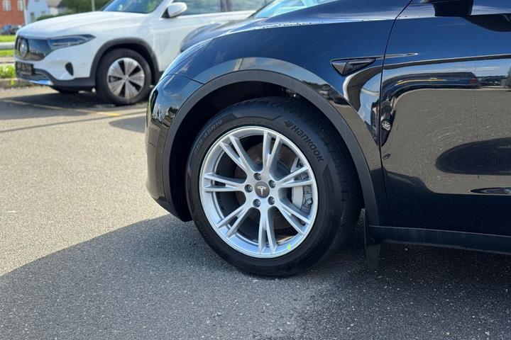 Sort Tesla Model Y fra 2024