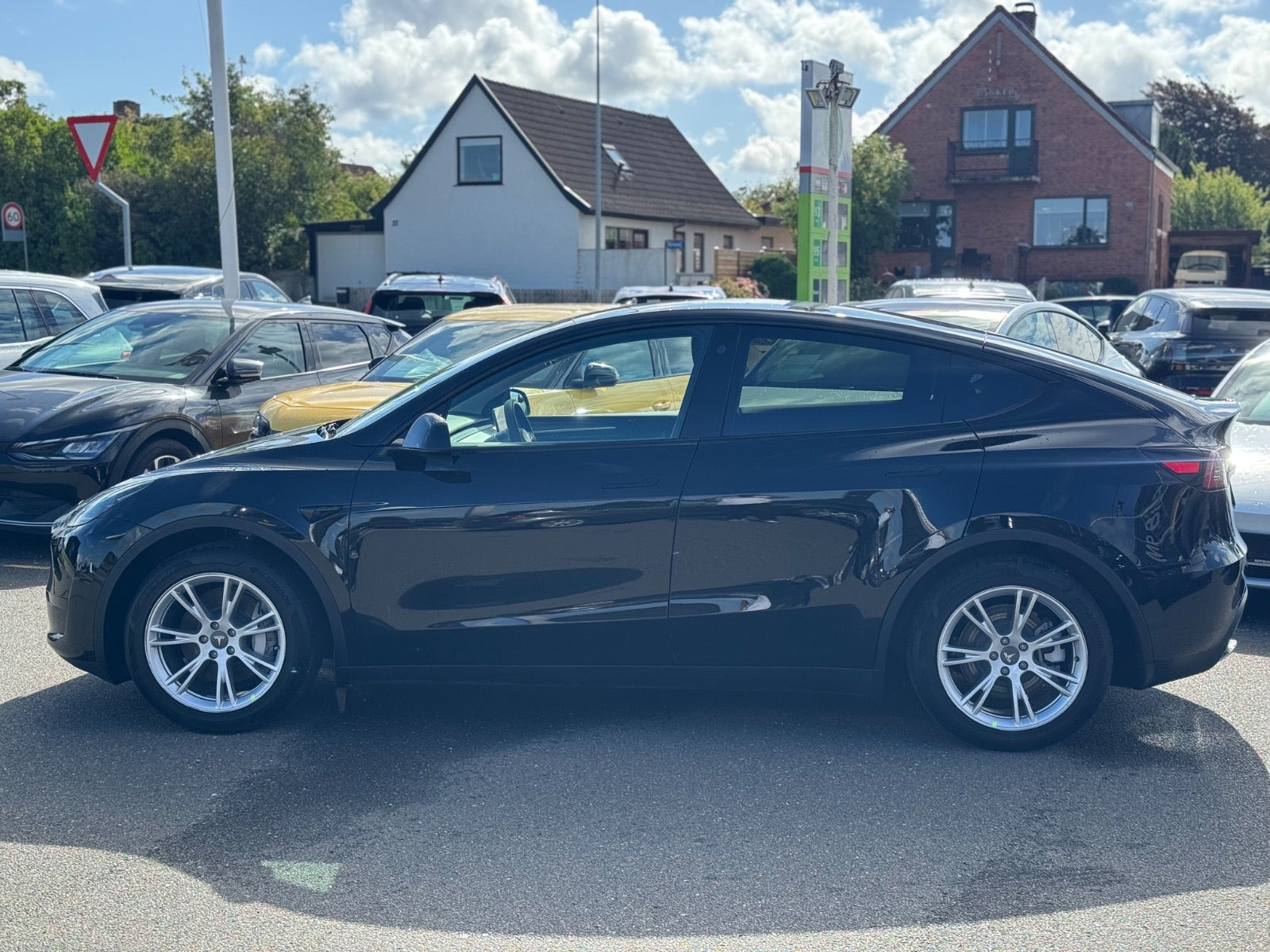Sort Tesla Model Y fra 2024