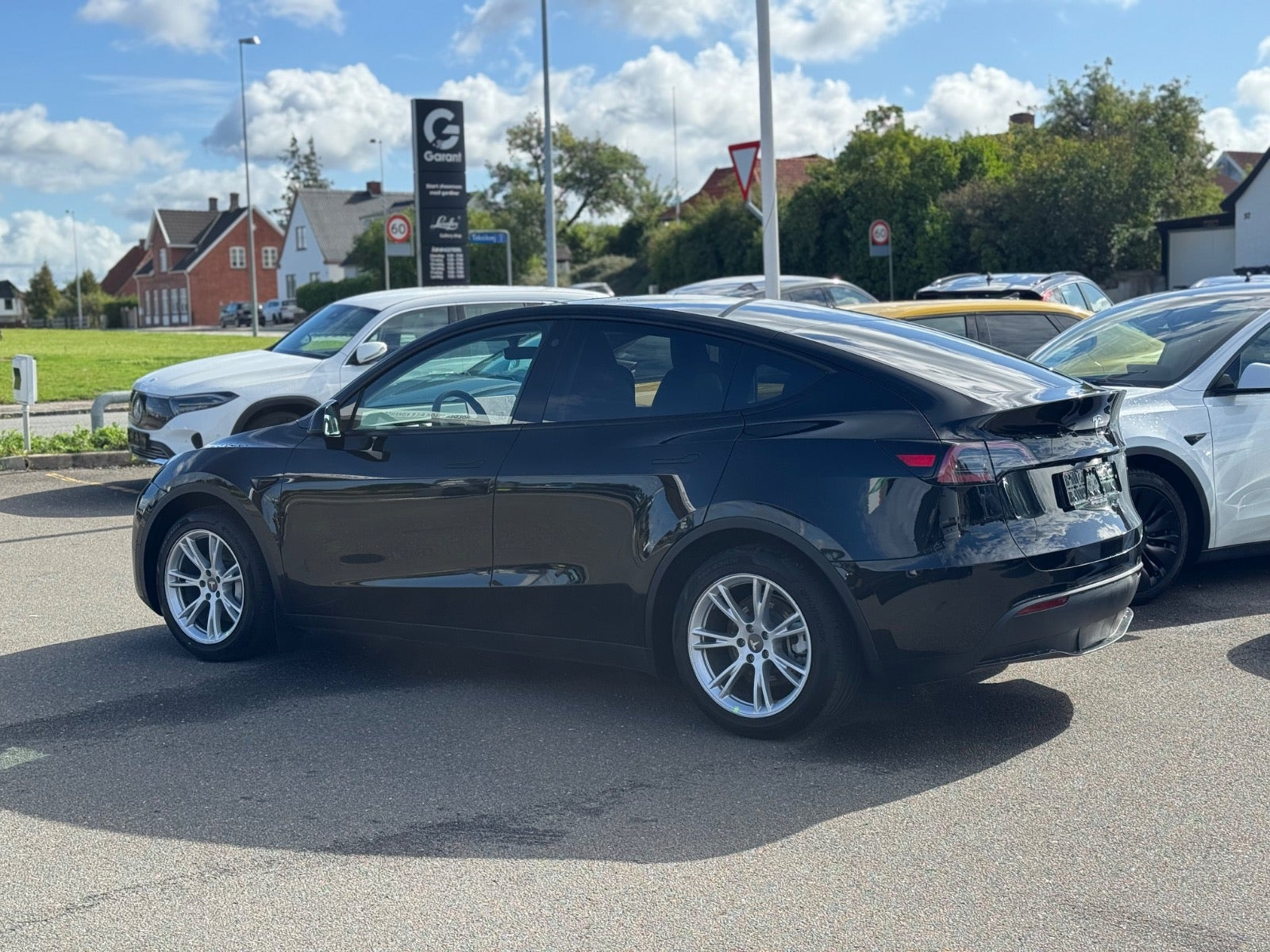 Sort Tesla Model Y fra 2024