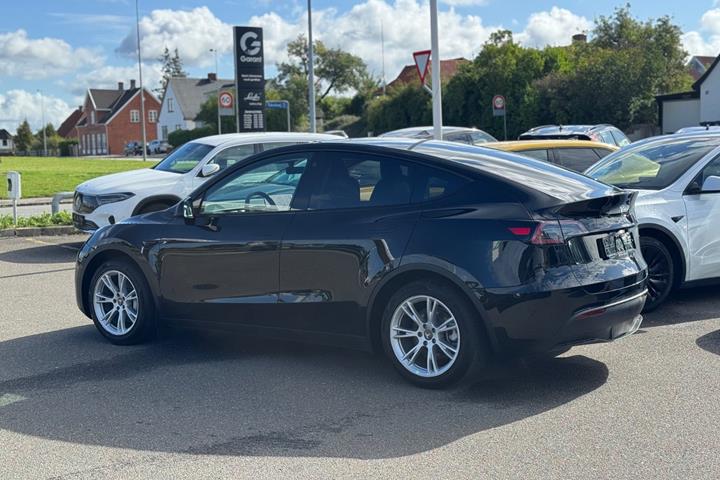 Sort Tesla Model Y fra 2024