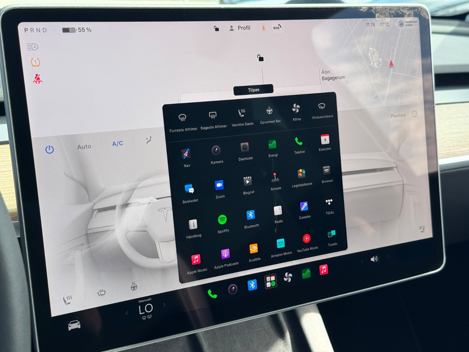 Sort Tesla Model Y fra 2024