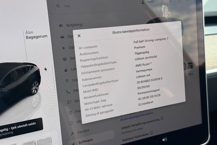 Sort Tesla Model Y fra 2024