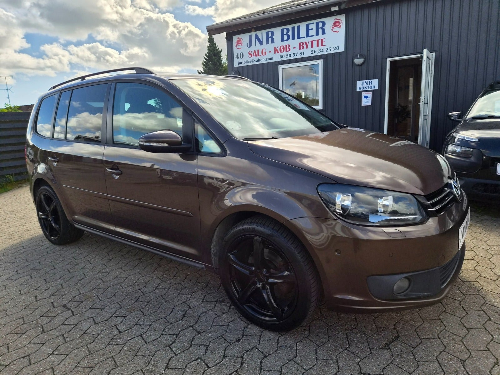 Brun VW Touran fra 2014