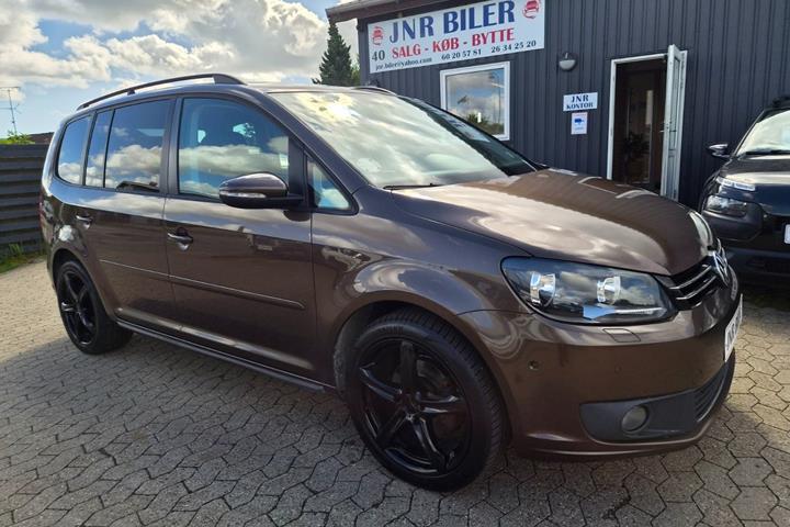 Brun VW Touran fra 2014