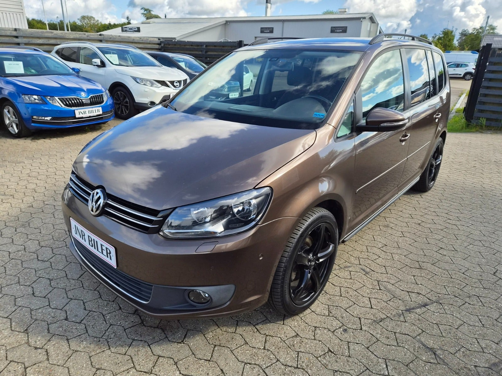 Brun VW Touran fra 2014