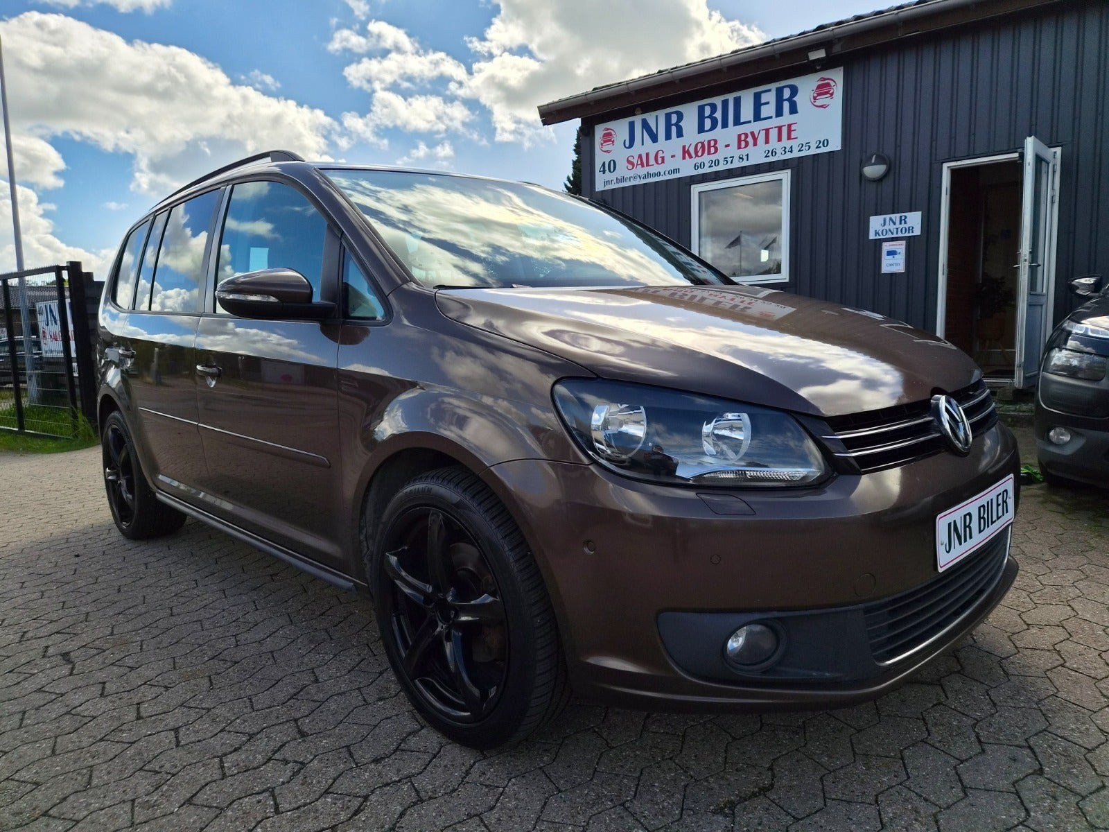 Brun VW Touran fra 2014