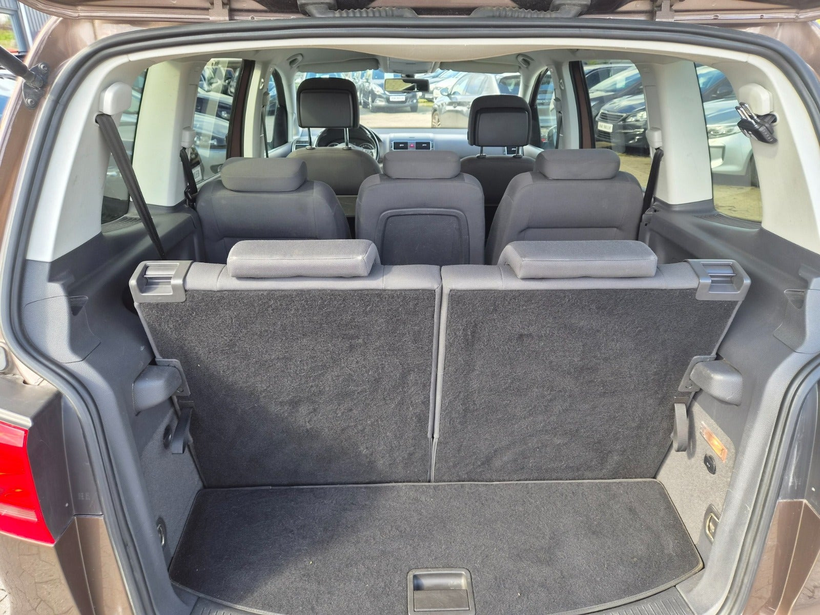 Brun VW Touran fra 2014