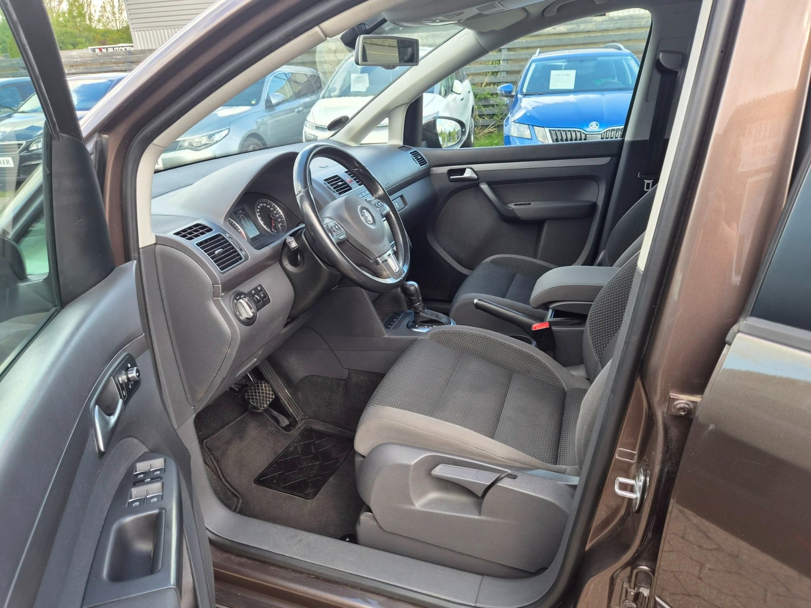 Brun VW Touran fra 2014