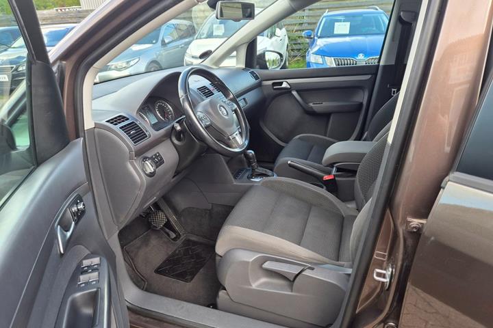 Brun VW Touran fra 2014