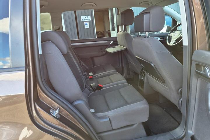 Brun VW Touran fra 2014