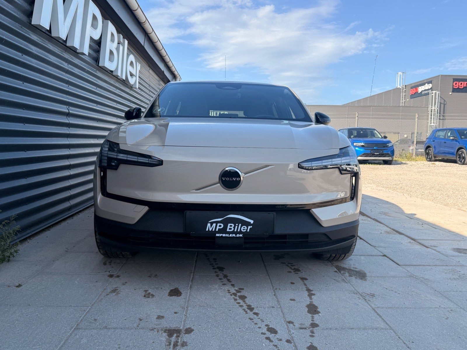 Beige Volvo EX30 fra 2025