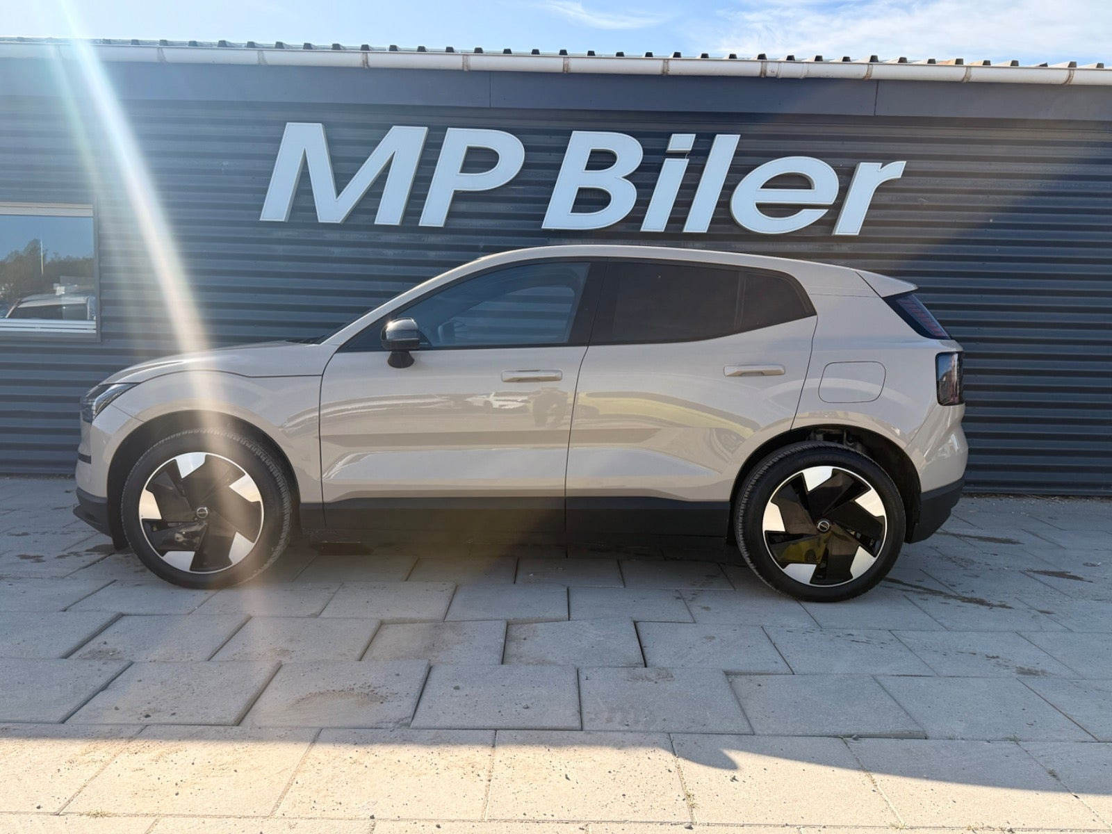 Beige Volvo EX30 fra 2025