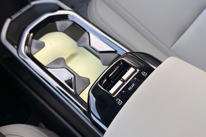 Beige Volvo EX30 fra 2025