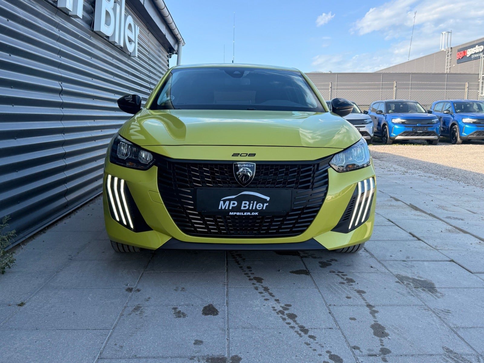 Grøn Peugeot e-208 fra 2024