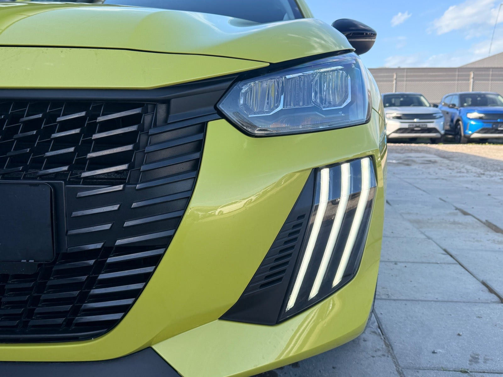 Grøn Peugeot e-208 fra 2024