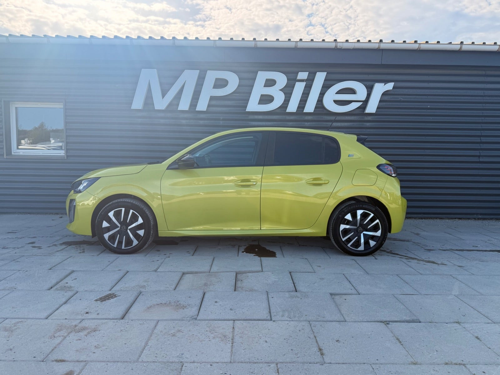 Grøn Peugeot e-208 fra 2024
