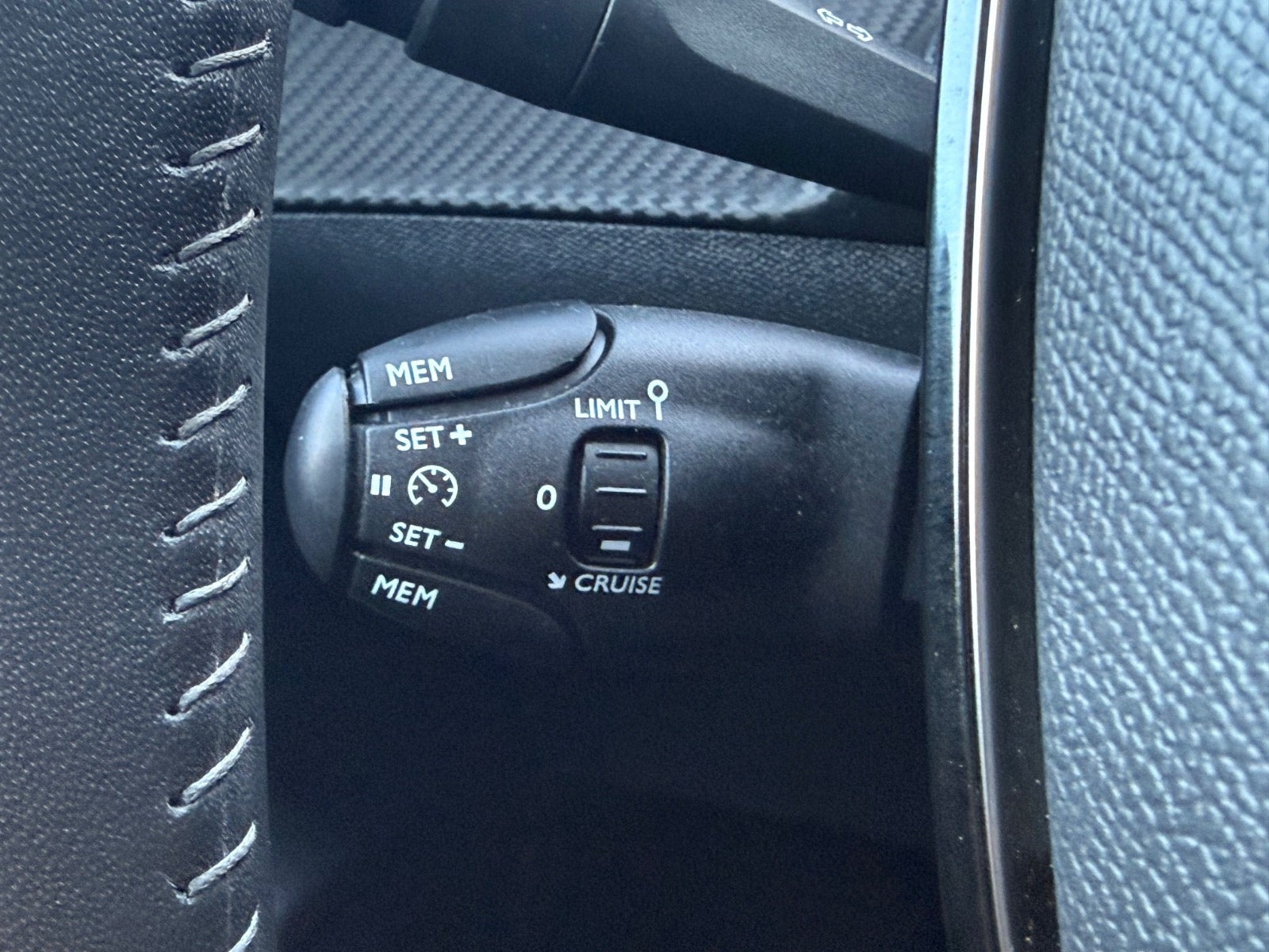 Grøn Peugeot e-208 fra 2024