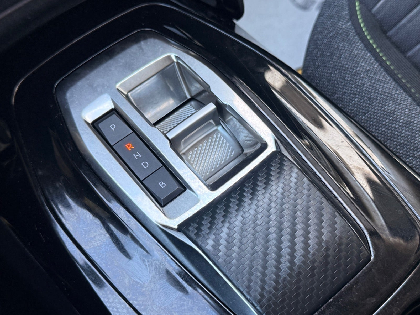 Grøn Peugeot e-208 fra 2024