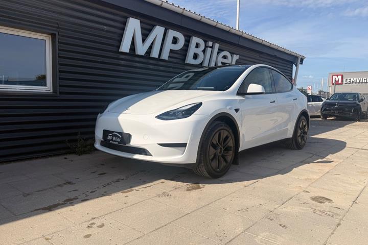 Hvid Tesla Model Y fra 2024