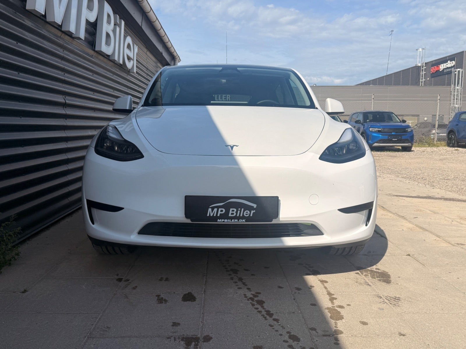 Hvid Tesla Model Y fra 2024