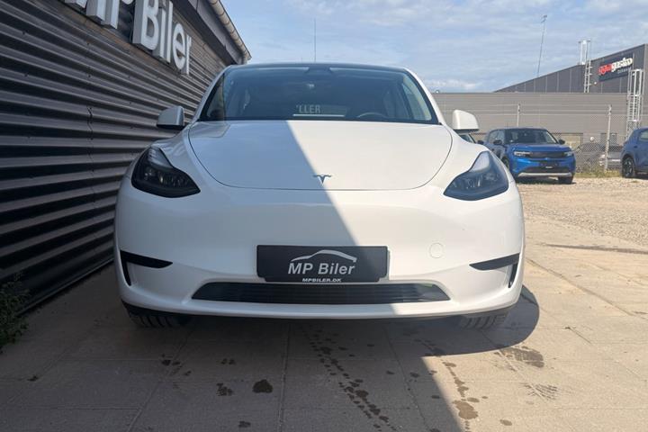 Hvid Tesla Model Y fra 2024