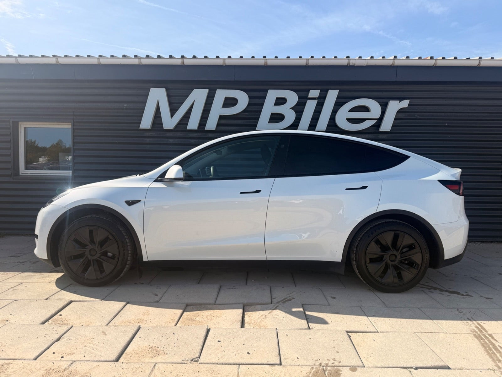 Hvid Tesla Model Y fra 2024