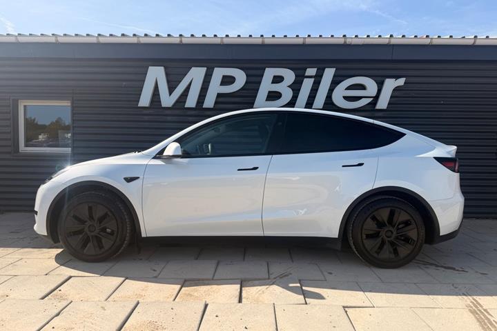 Hvid Tesla Model Y fra 2024