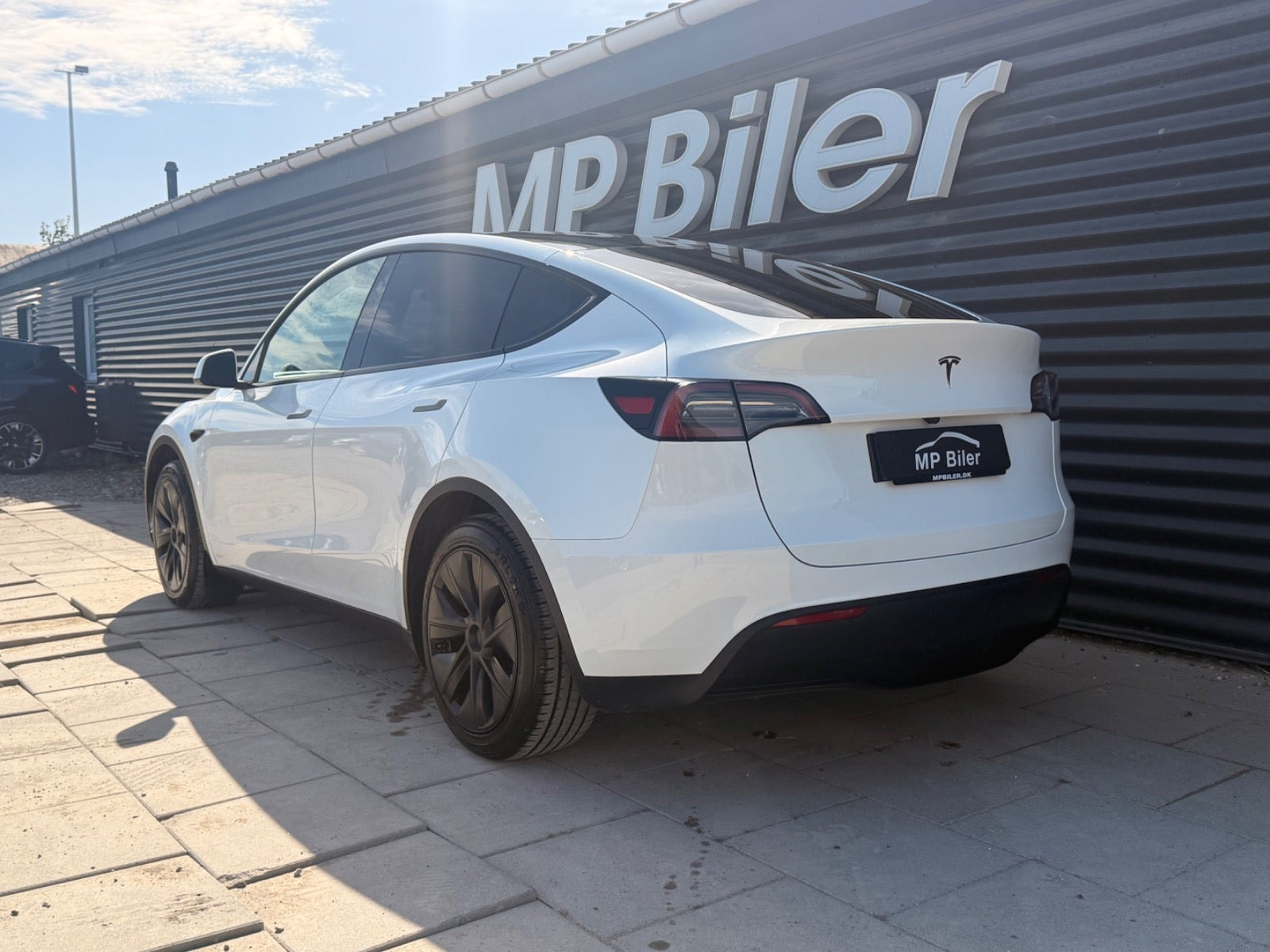 Hvid Tesla Model Y fra 2024