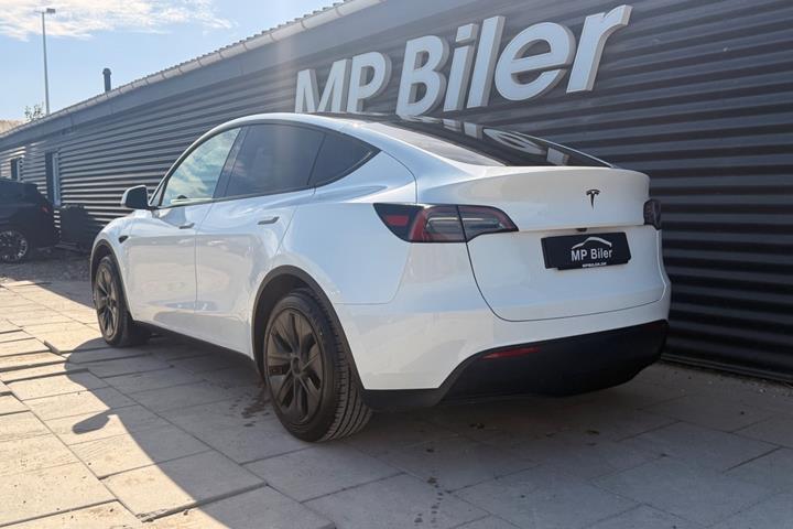 Hvid Tesla Model Y fra 2024