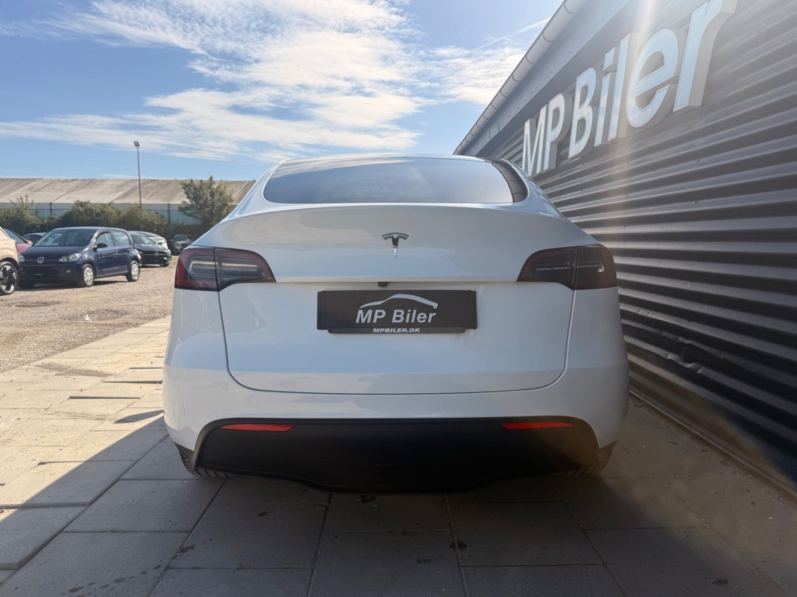 Hvid Tesla Model Y fra 2024