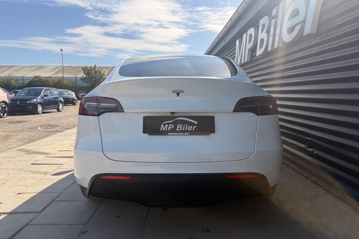 Hvid Tesla Model Y fra 2024