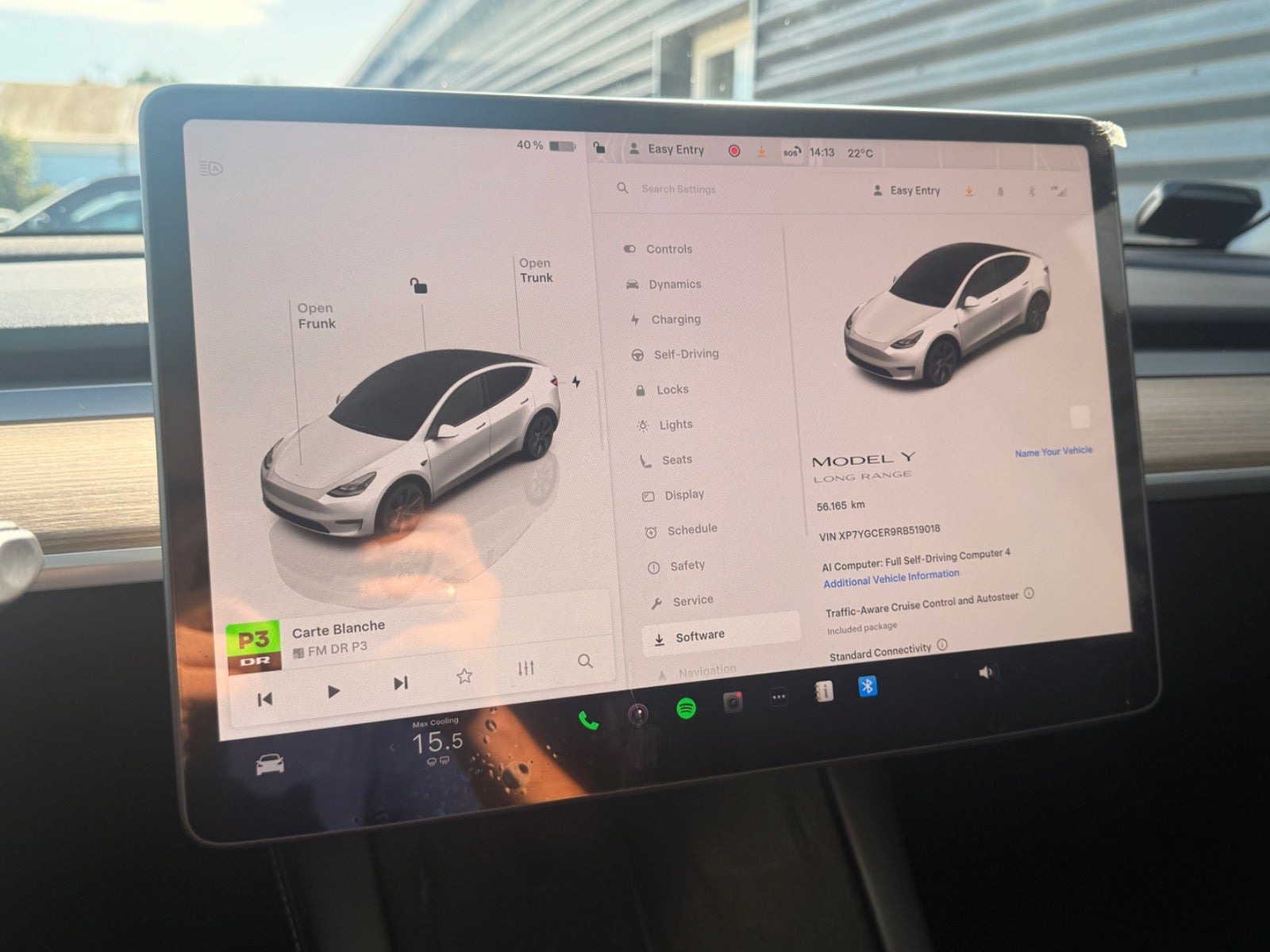 Hvid Tesla Model Y fra 2024
