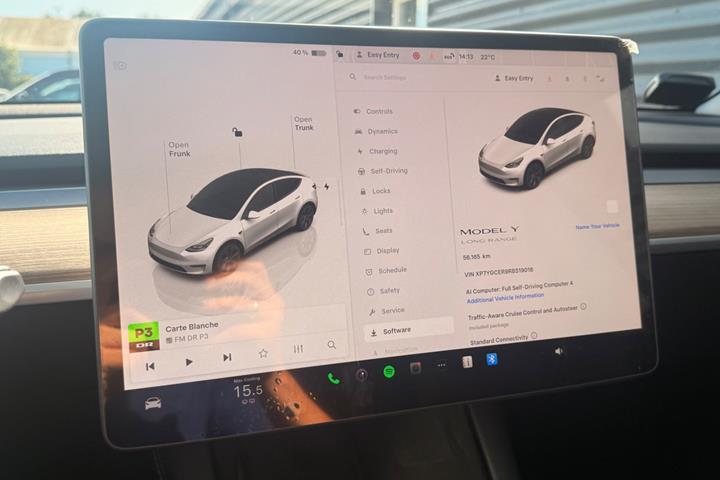 Hvid Tesla Model Y fra 2024
