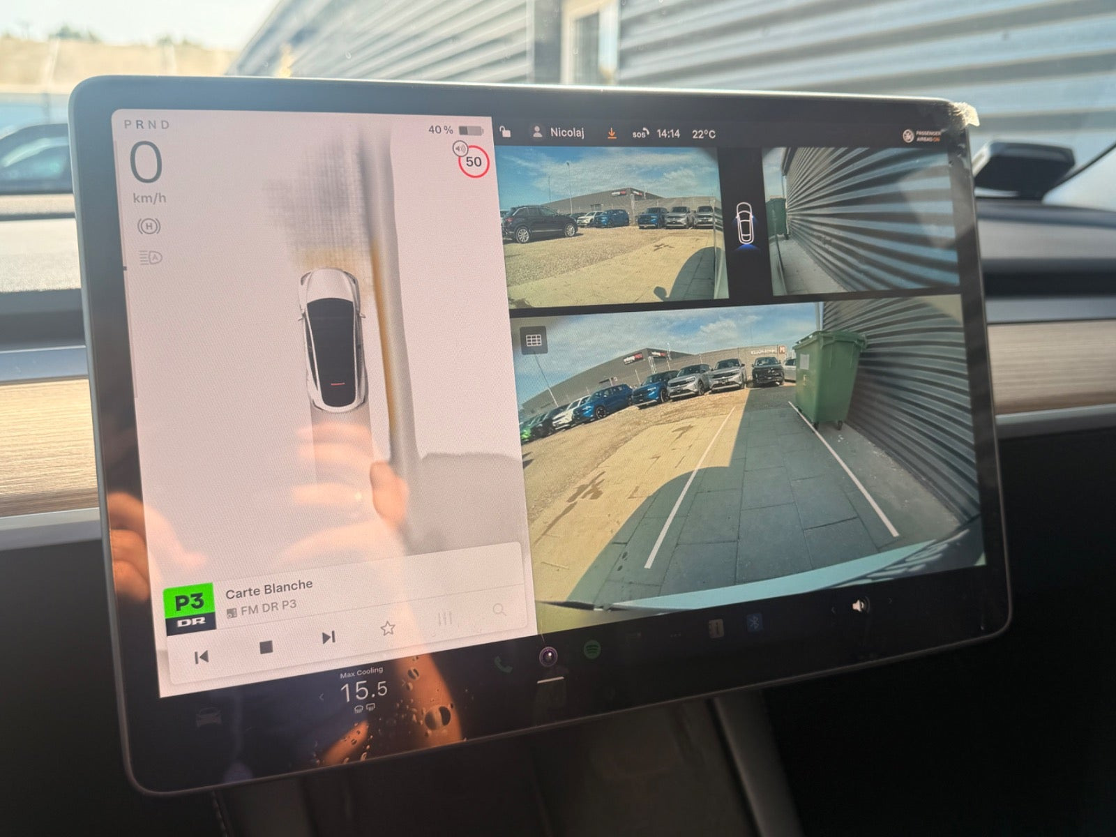 Hvid Tesla Model Y fra 2024