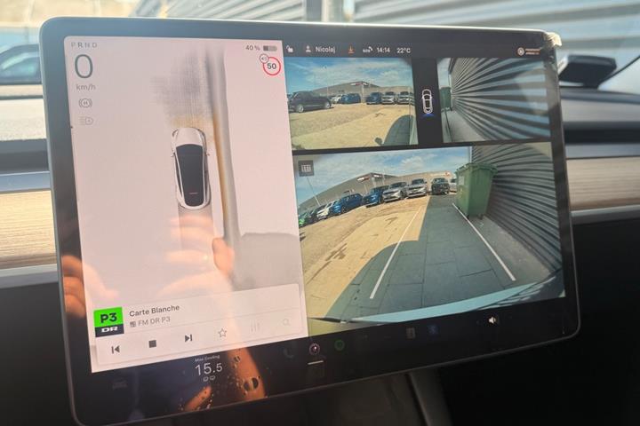 Hvid Tesla Model Y fra 2024