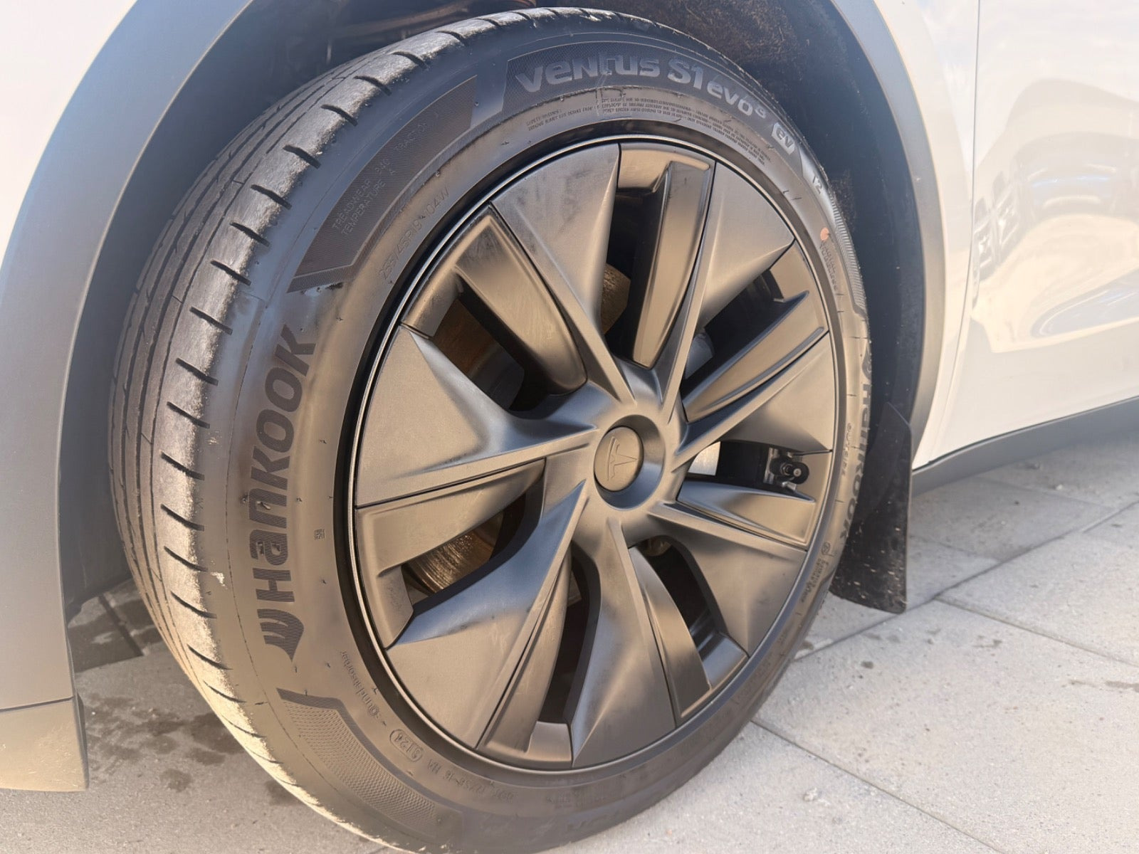 Hvid Tesla Model Y fra 2024