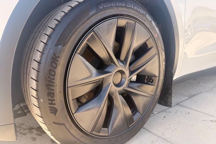 Hvid Tesla Model Y fra 2024
