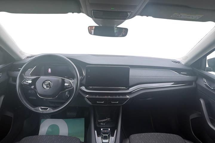 Grå Skoda Octavia fra 2023