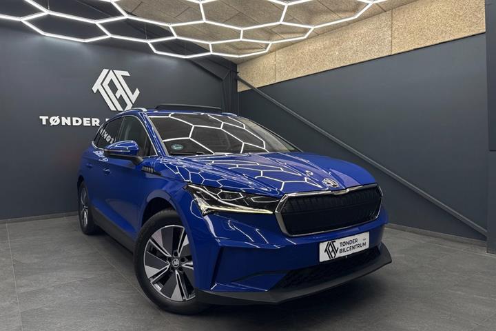 Blå Skoda Enyaq fra 2023 set udefra