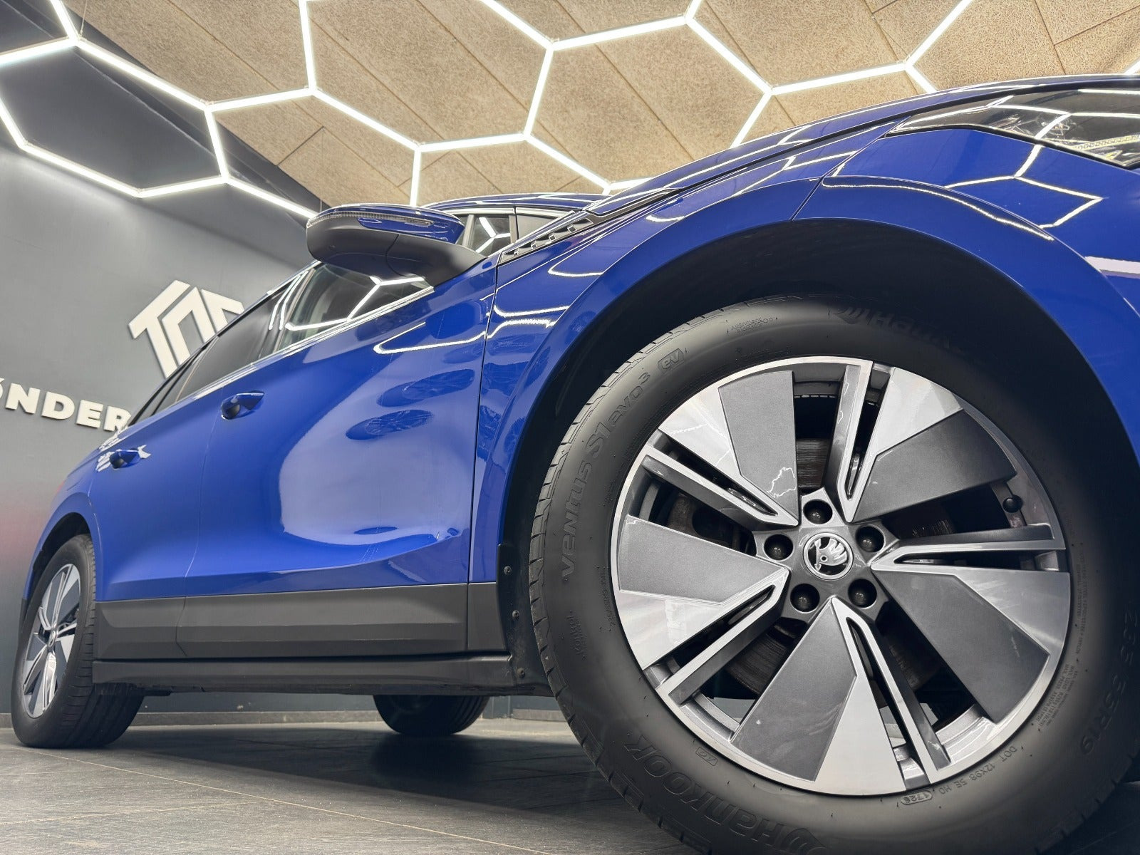 Blå Skoda Enyaq fra 2023