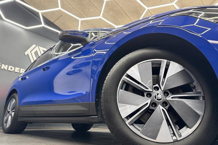 Blå Skoda Enyaq fra 2023