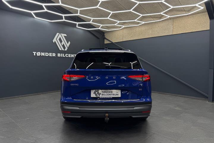 Blå Skoda Enyaq fra 2023