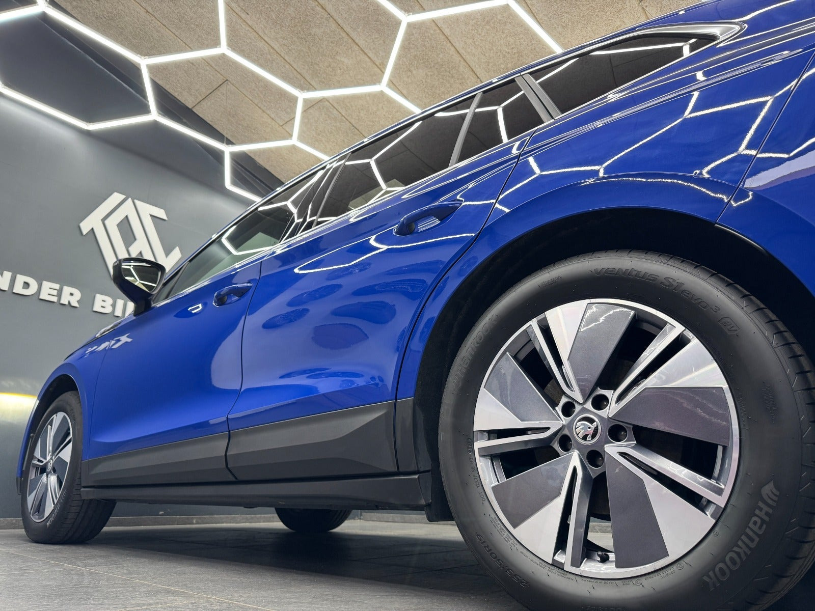 Blå Skoda Enyaq fra 2023