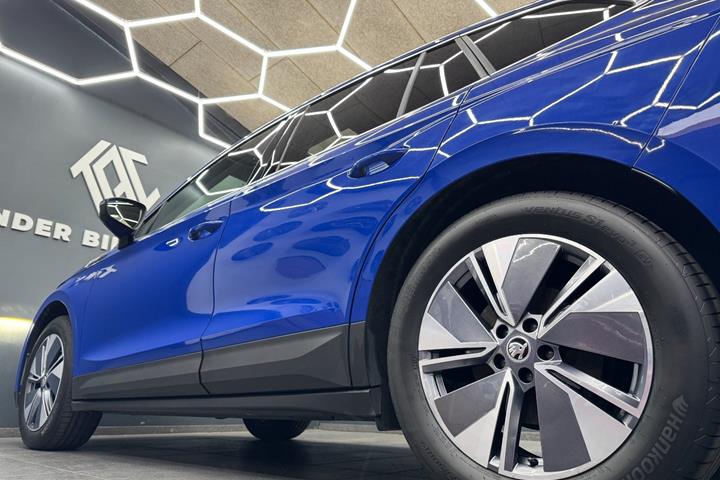 Blå Skoda Enyaq fra 2023