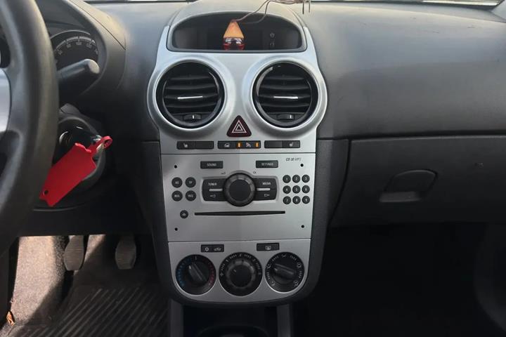 Hvid Opel Corsa fra 2013