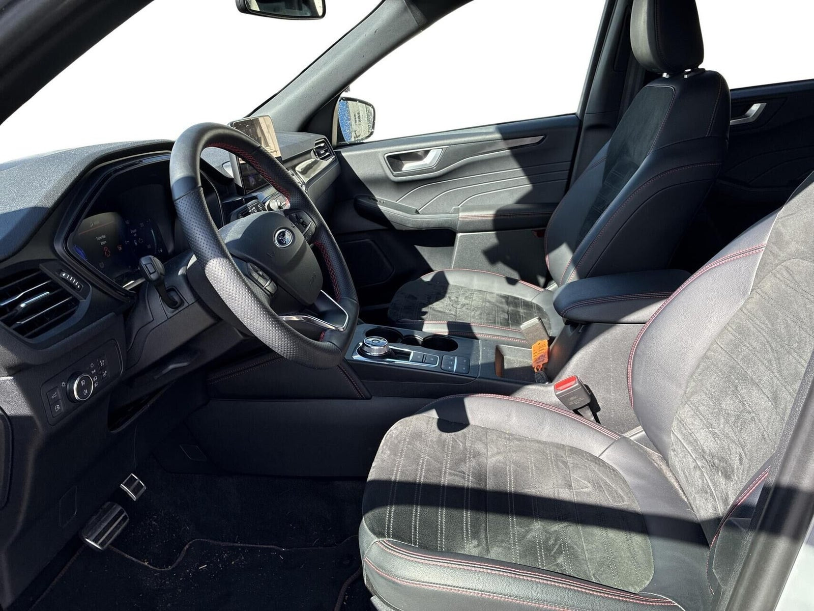 Grå Ford Kuga fra 2023