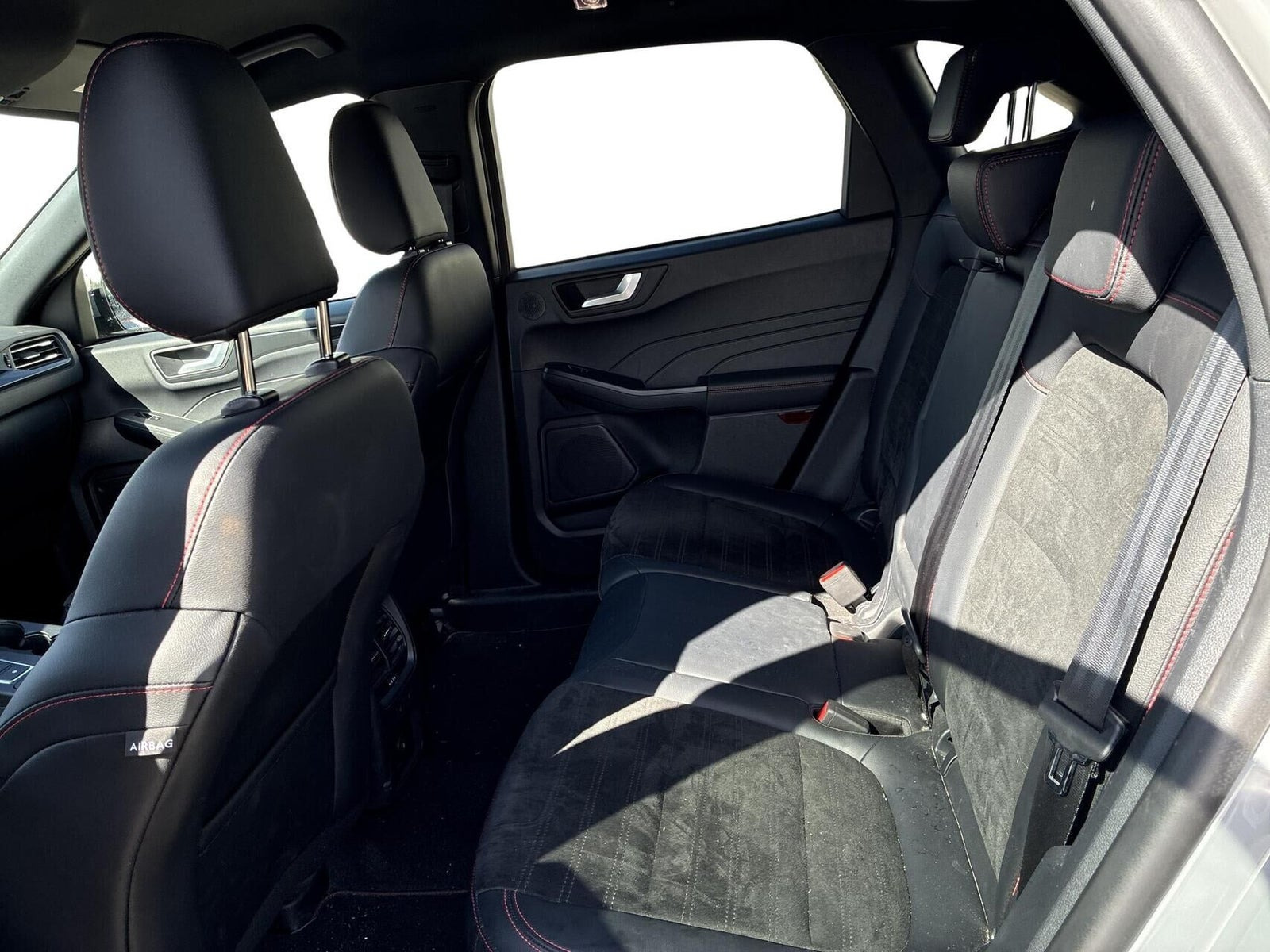 Grå Ford Kuga fra 2023