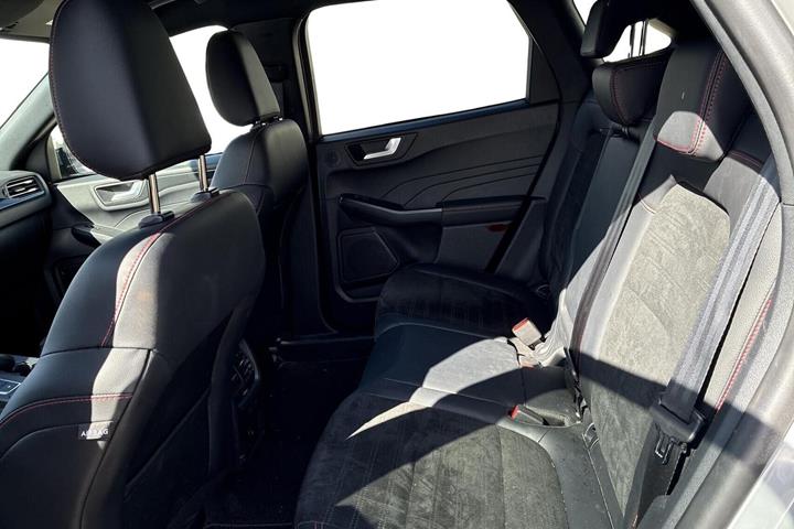 Grå Ford Kuga fra 2023