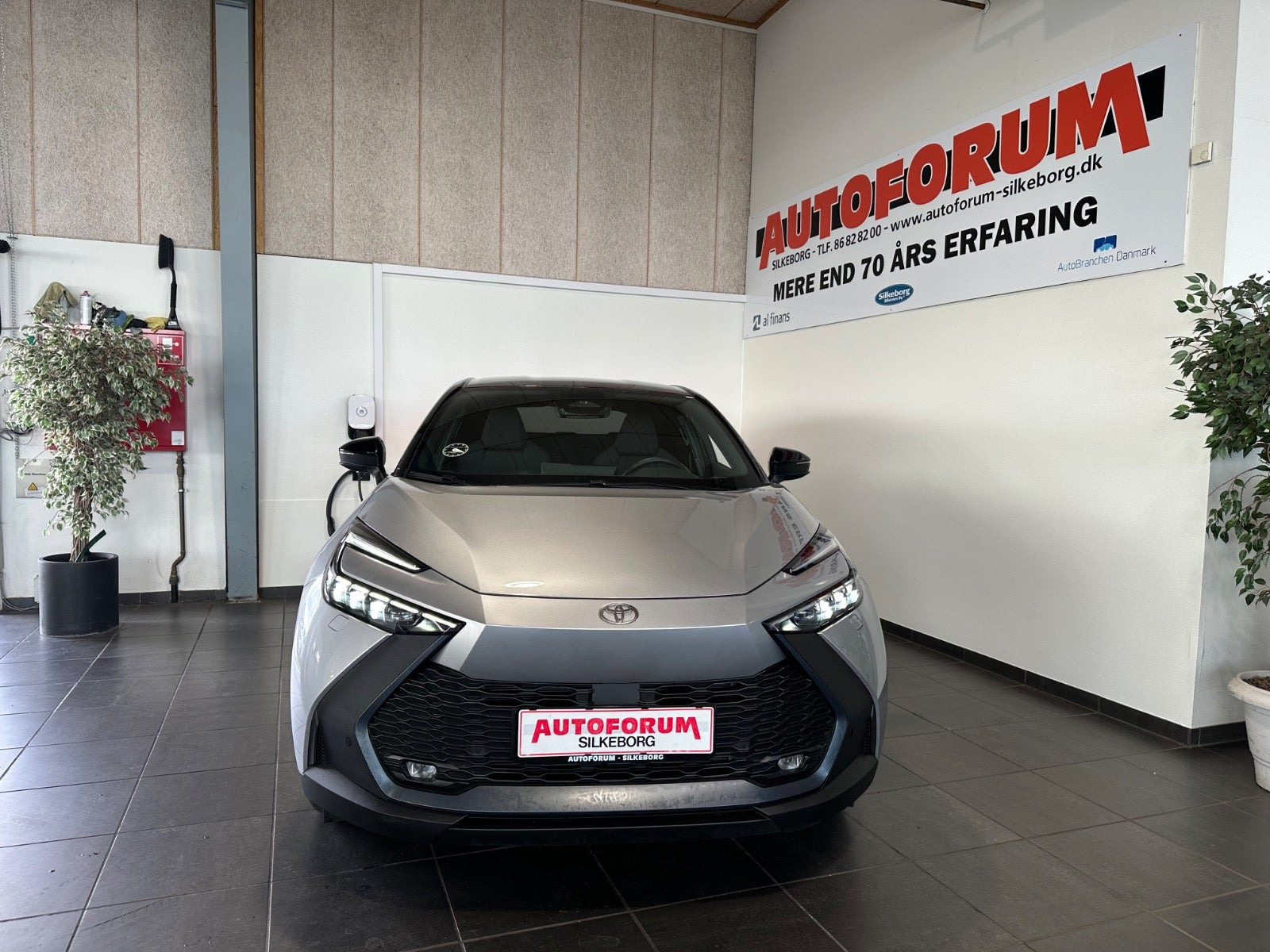 Grå Toyota C-HR fra 2025